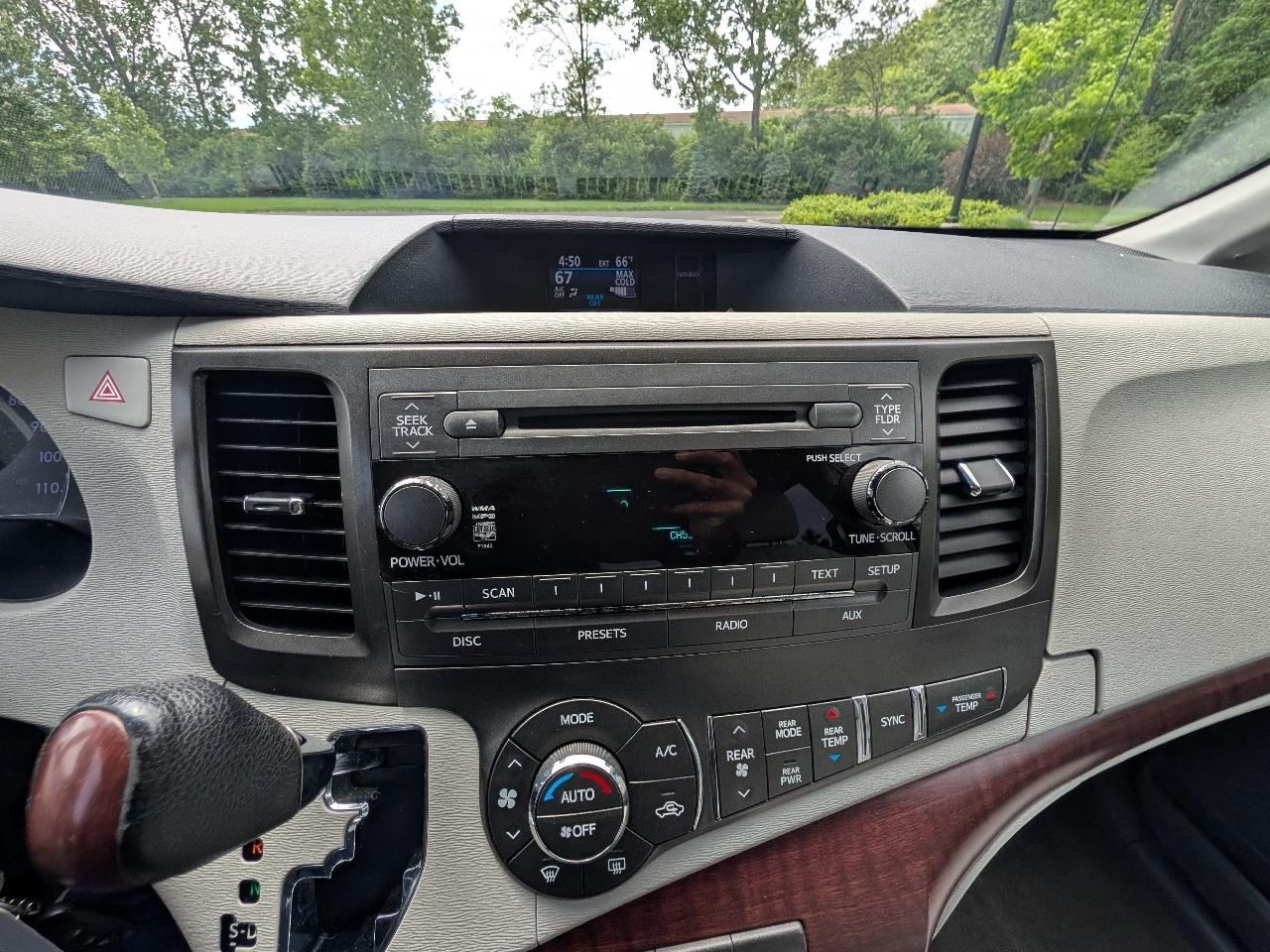 Toyota Sienna XLE FWD 8-Passenger V6 2013