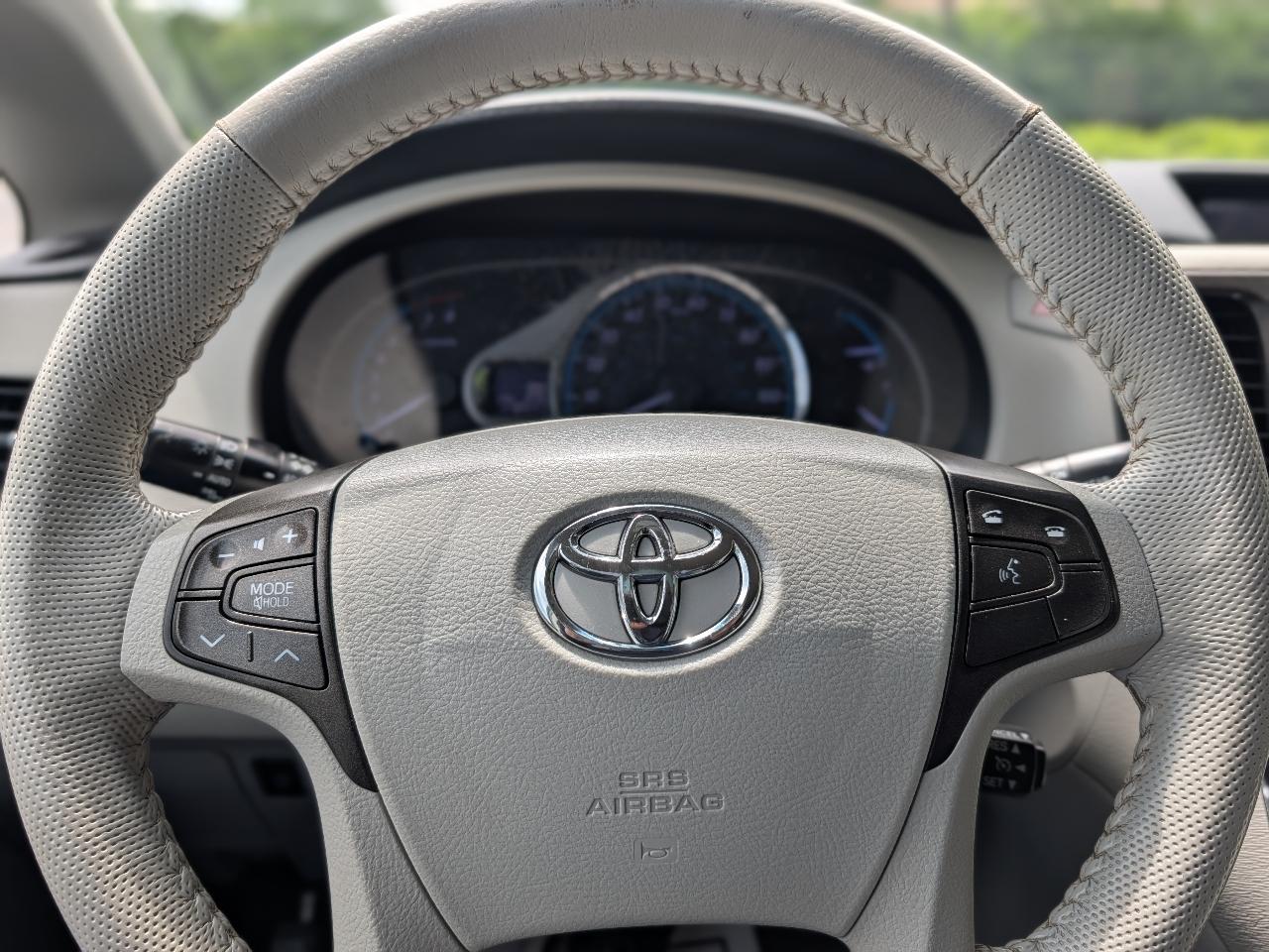 Toyota Sienna XLE FWD 8-Passenger V6 2013
