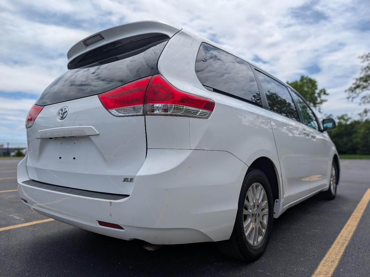 Toyota Sienna XLE FWD 8-Passenger V6 2013
