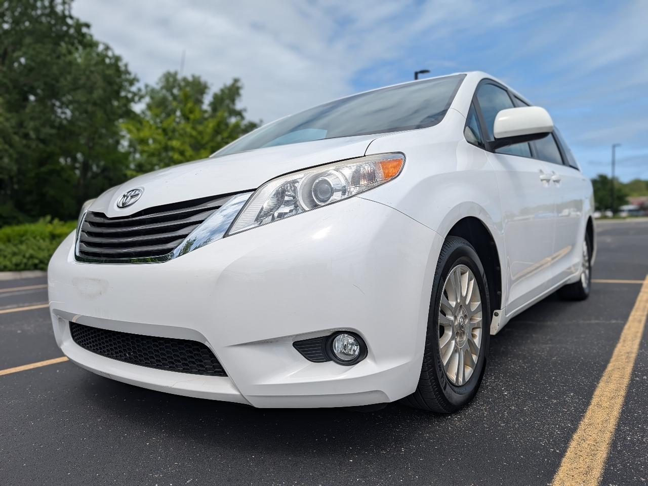 Toyota Sienna XLE FWD 8-Passenger V6 2013