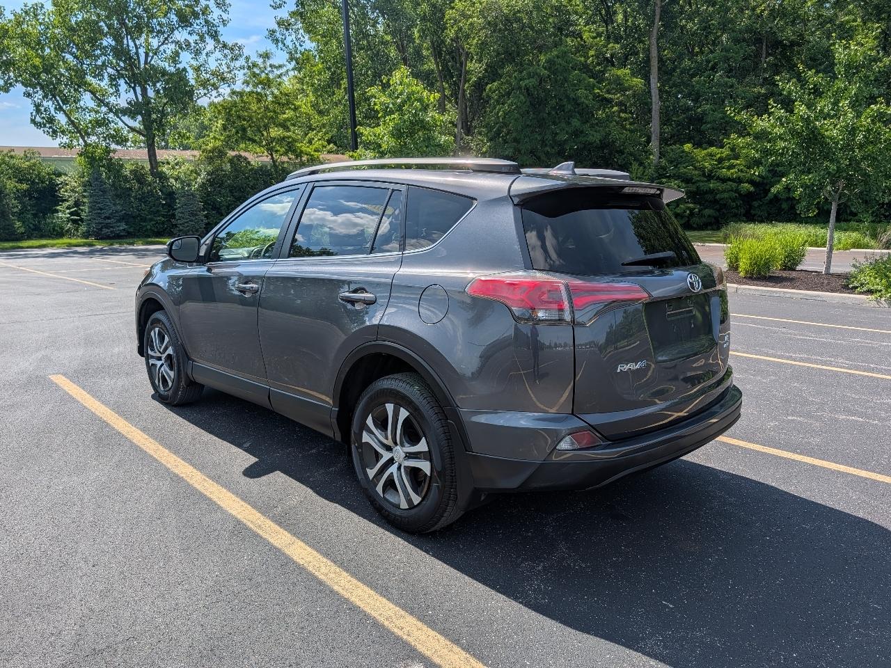 Toyota RAV4 LE AWD 2018