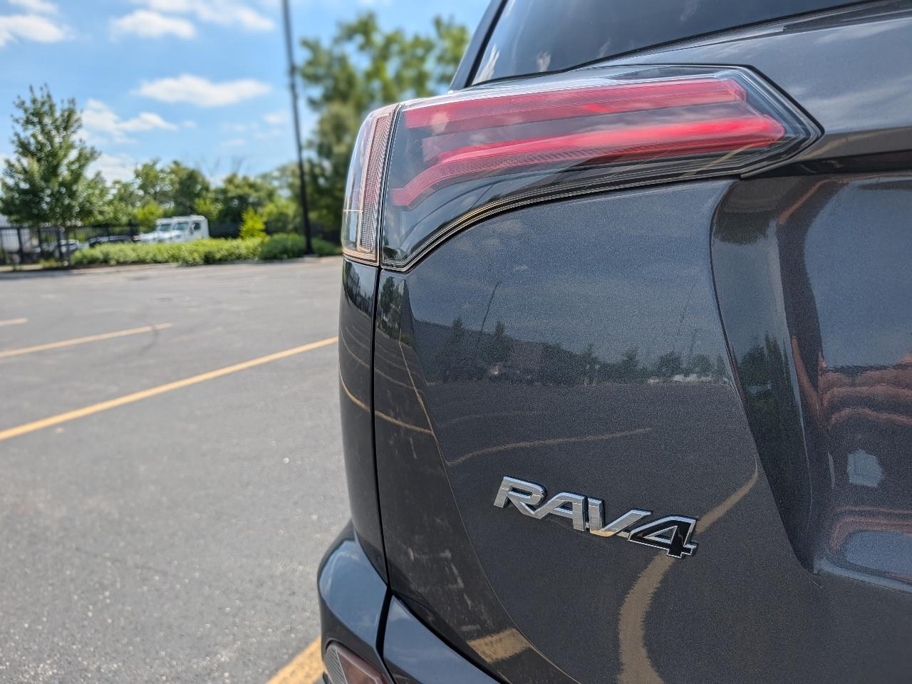 Toyota RAV4 LE AWD 2018