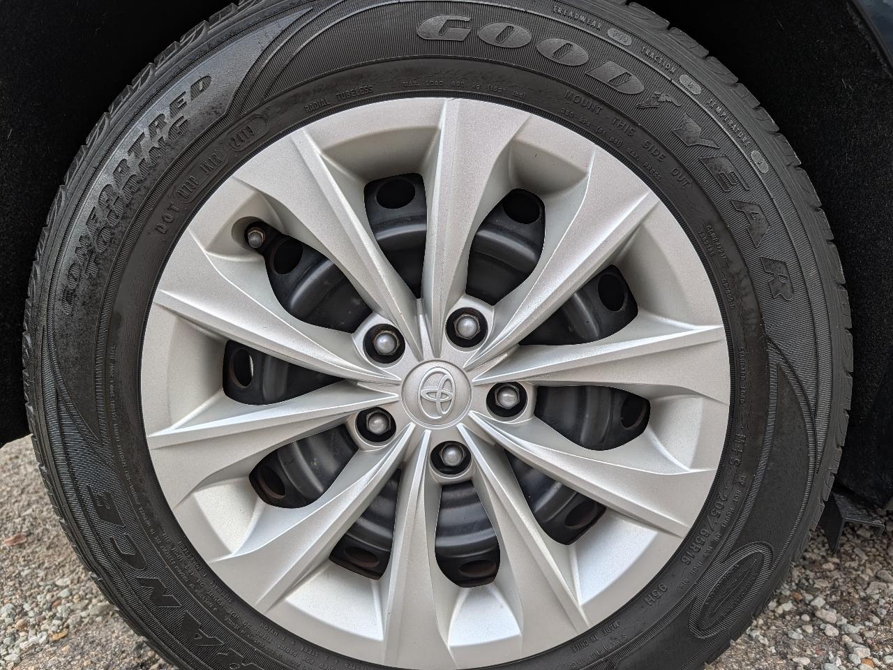 Toyota Camry LE (Natl) 2017