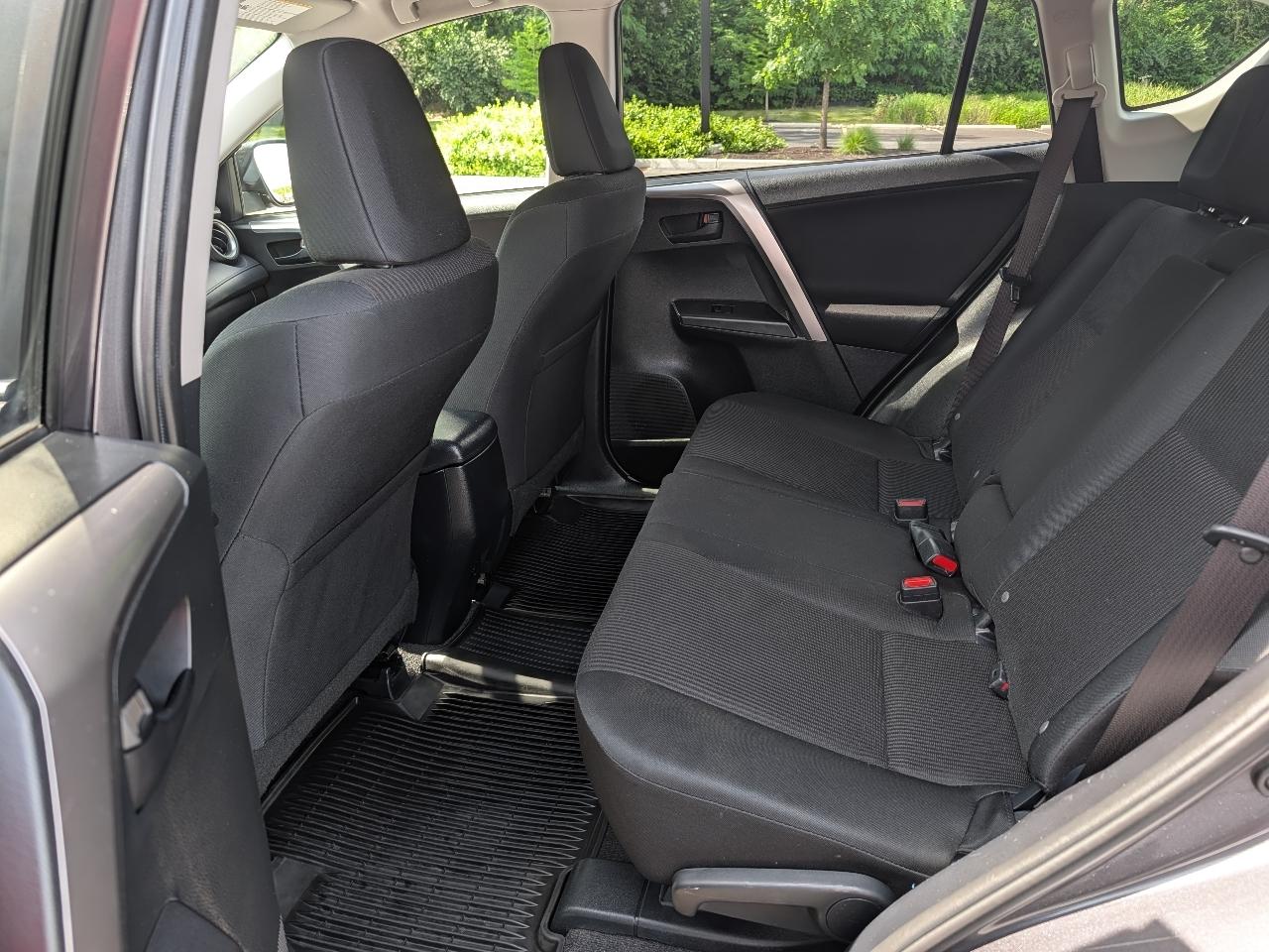 Toyota RAV4 LE AWD 2017