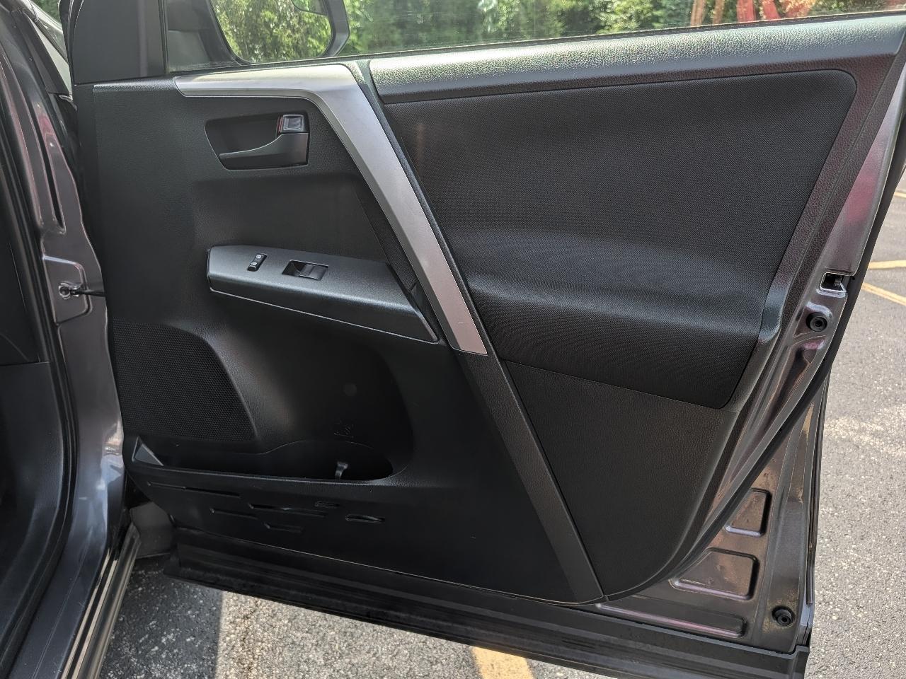Toyota RAV4 LE AWD 2017