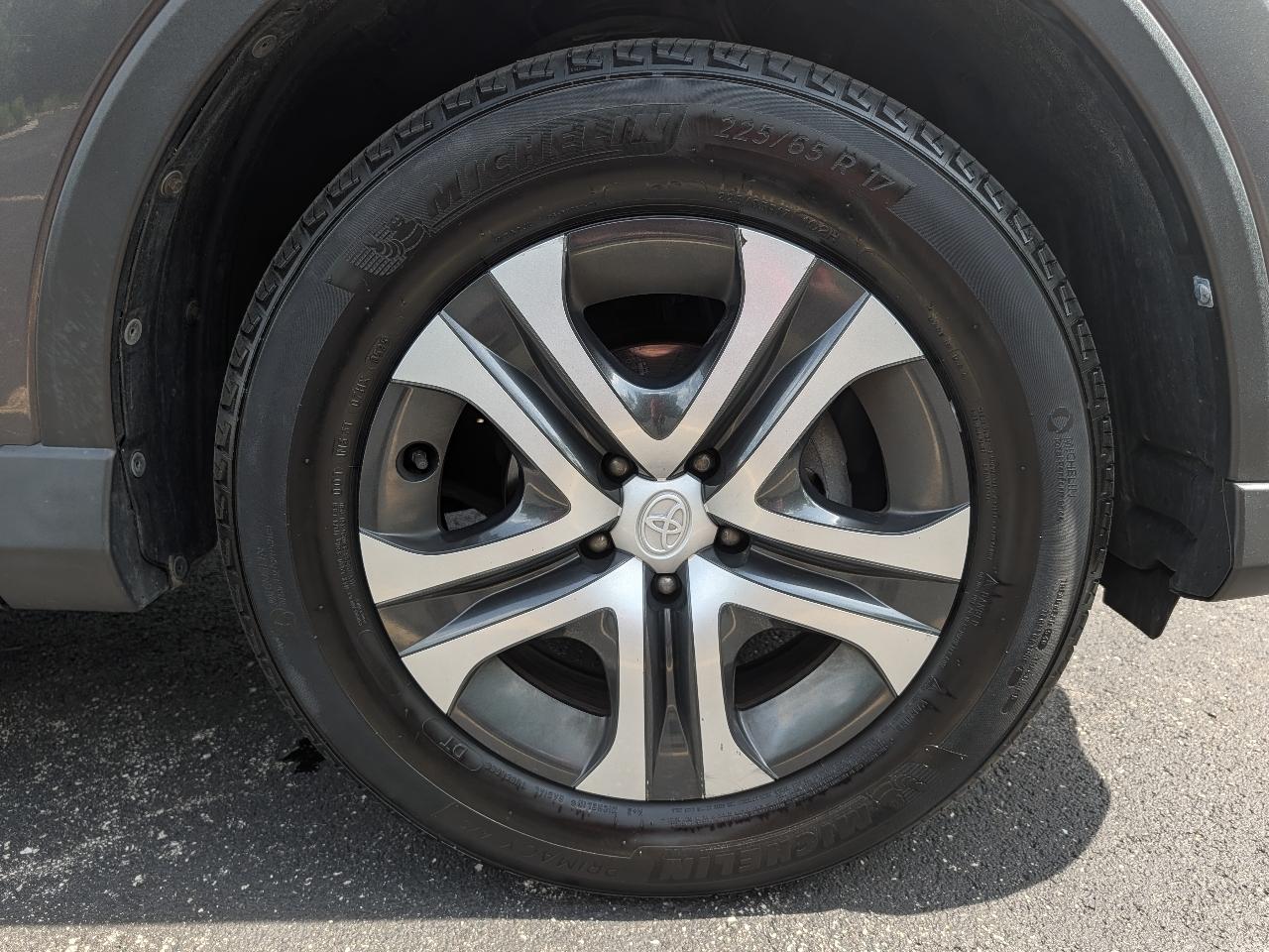Toyota RAV4 LE AWD 2017