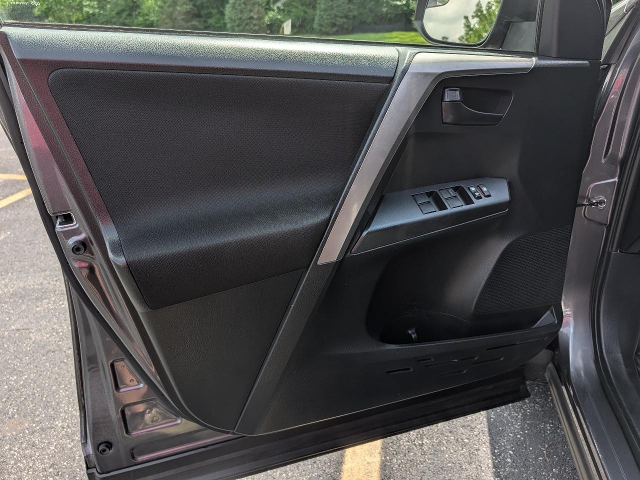 Toyota RAV4 LE AWD 2017