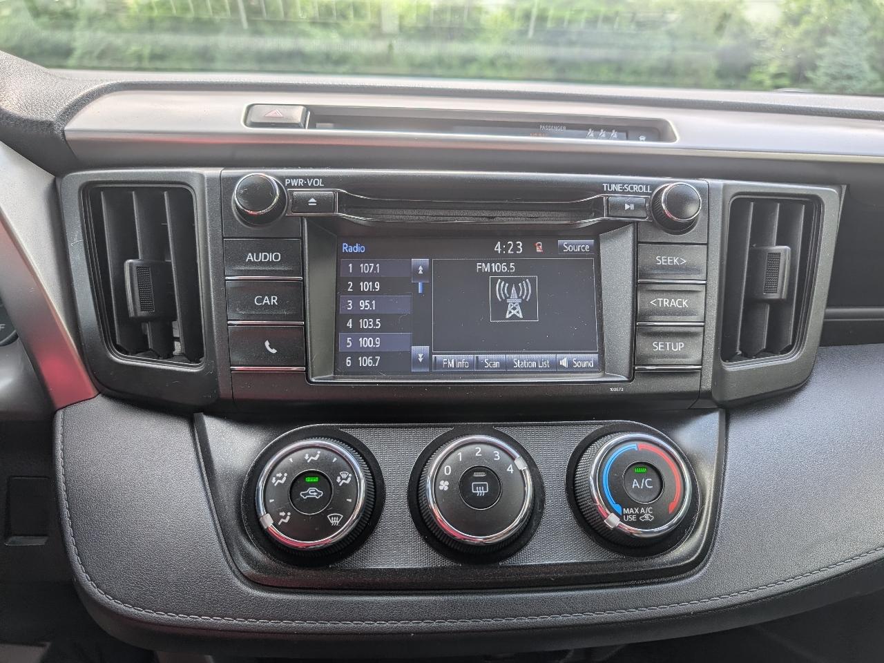 Toyota RAV4 LE AWD 2017
