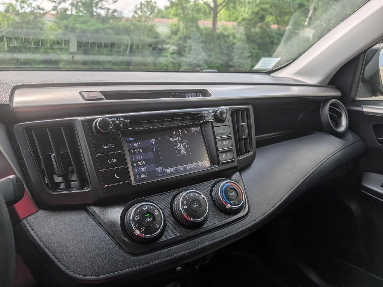 Toyota RAV4 LE AWD 2017