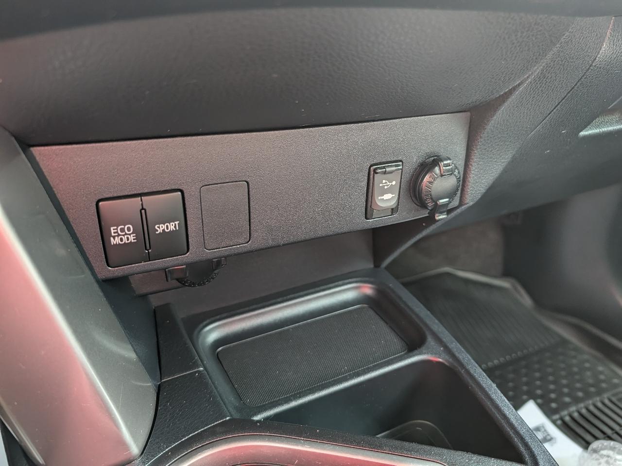 Toyota RAV4 LE AWD 2017