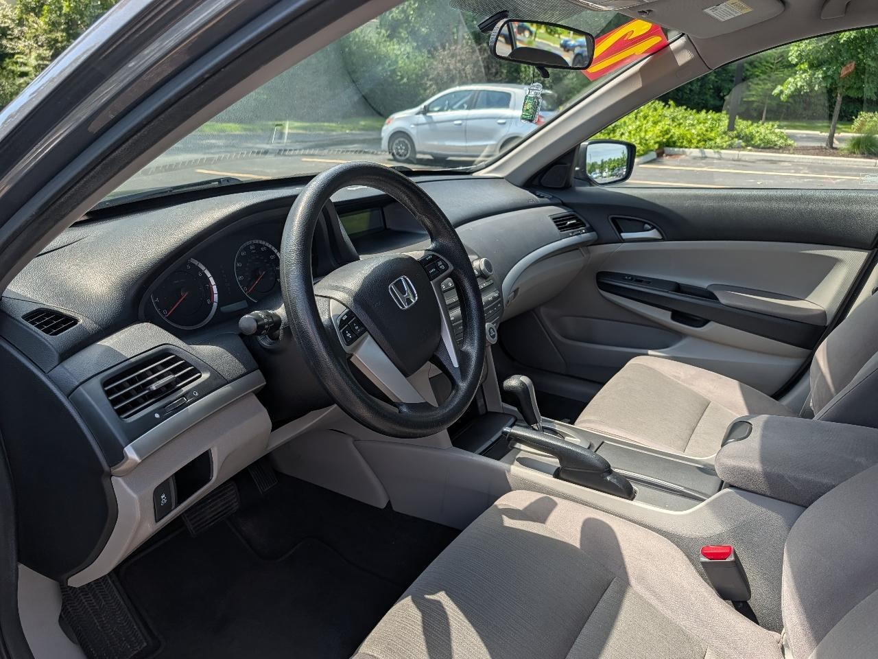 Honda Accord LX sedan AT 2012