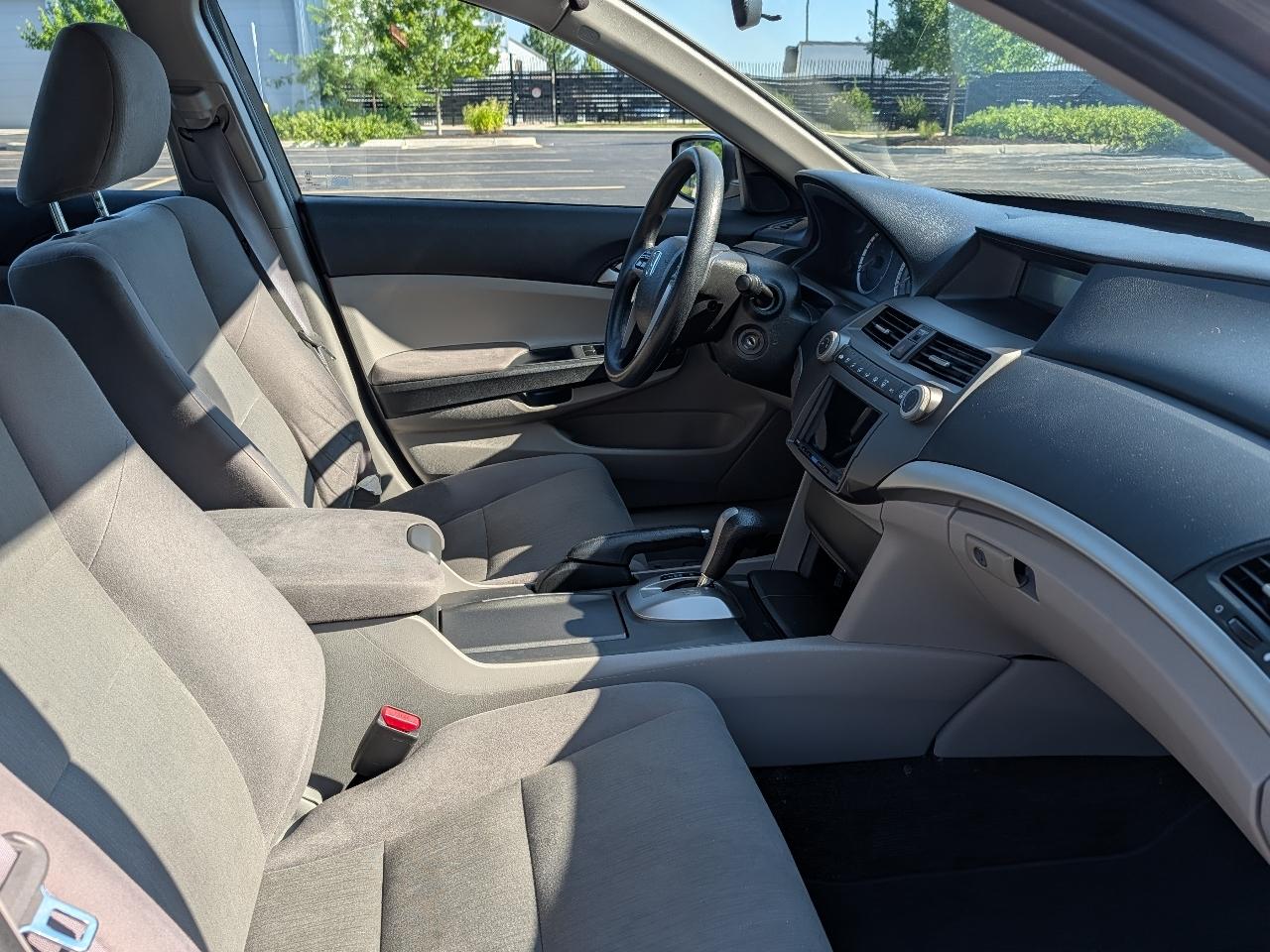 Honda Accord LX sedan AT 2012