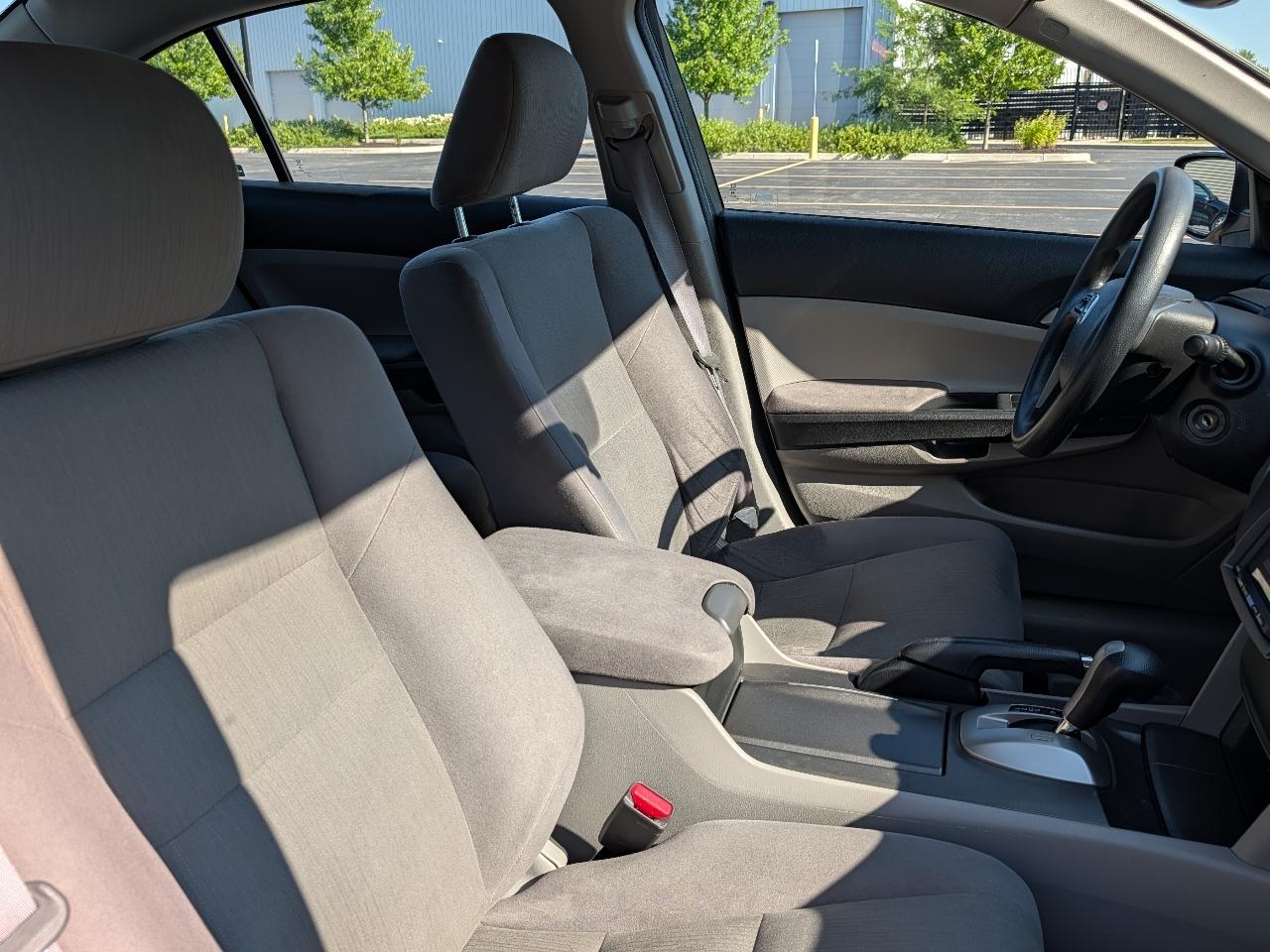 Honda Accord LX sedan AT 2012