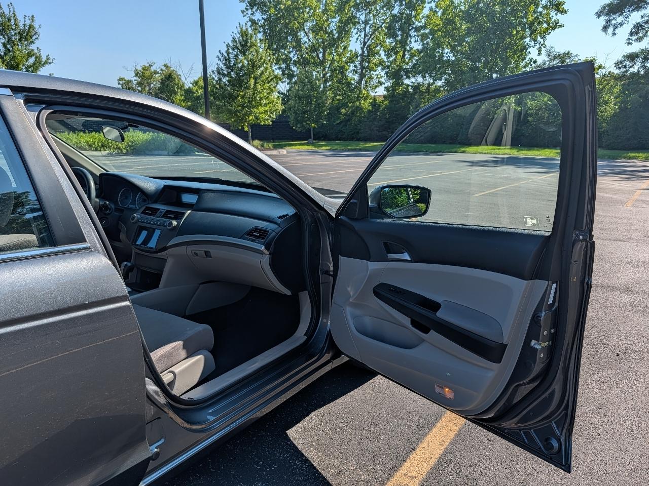 Honda Accord LX sedan AT 2012