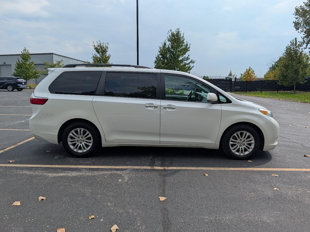 Toyota Sienna XLE FWD 8-Passenger V6 2016
