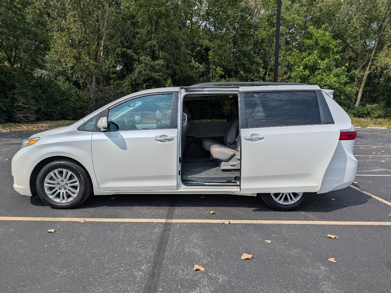 Toyota Sienna XLE FWD 8-Passenger V6 2016