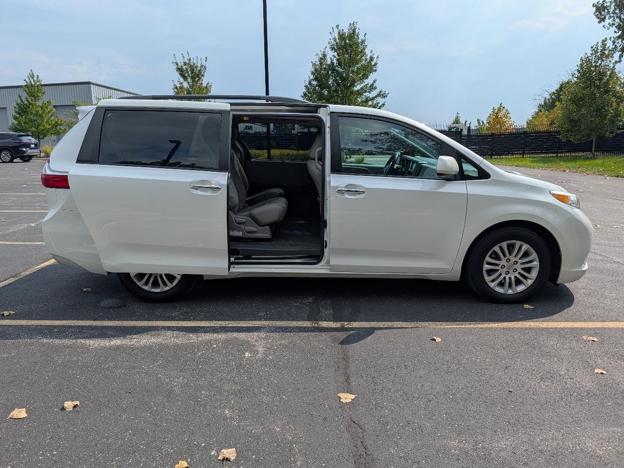 Toyota Sienna XLE FWD 8-Passenger V6 2016