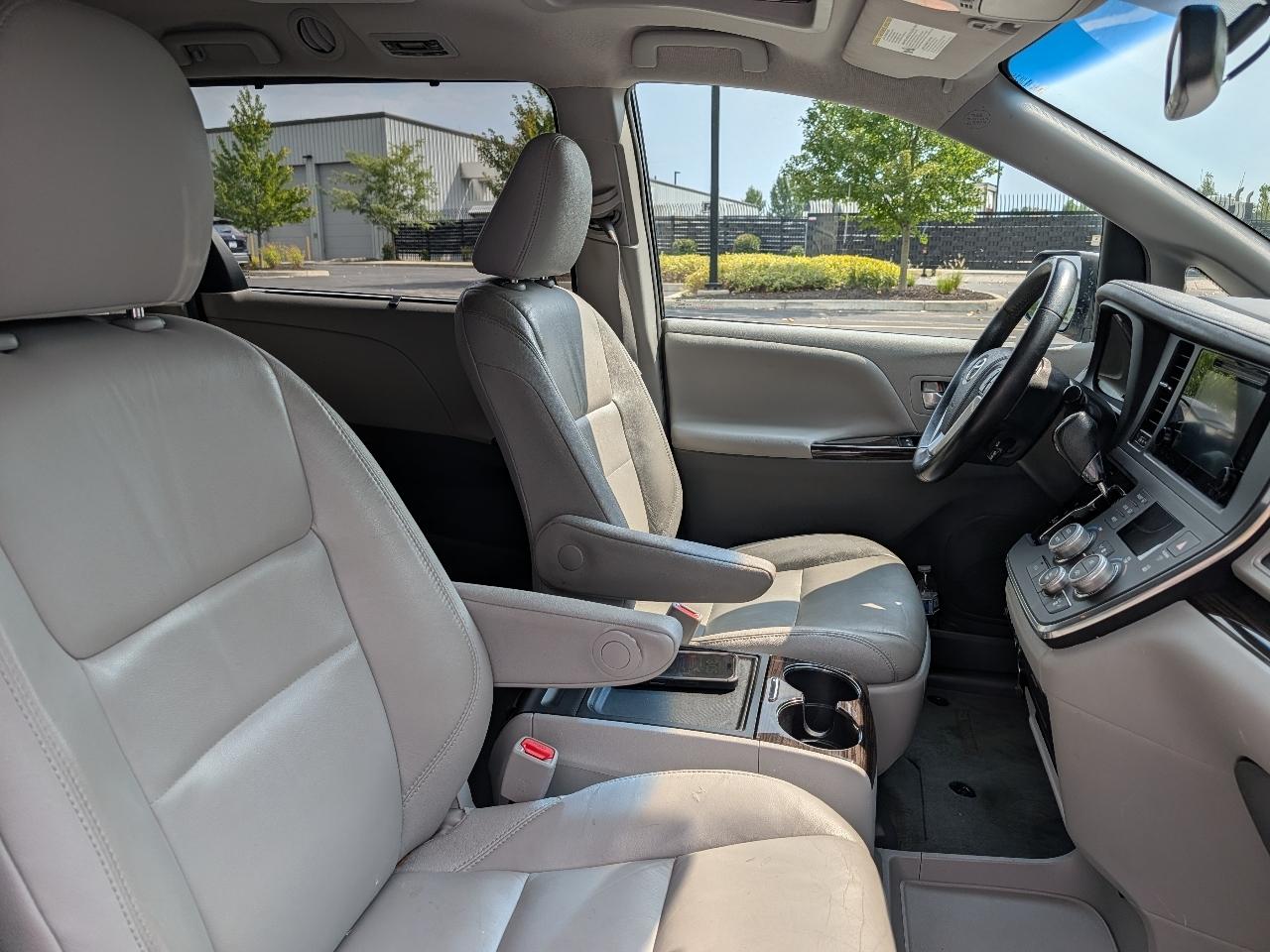 Toyota Sienna XLE FWD 8-Passenger V6 2016