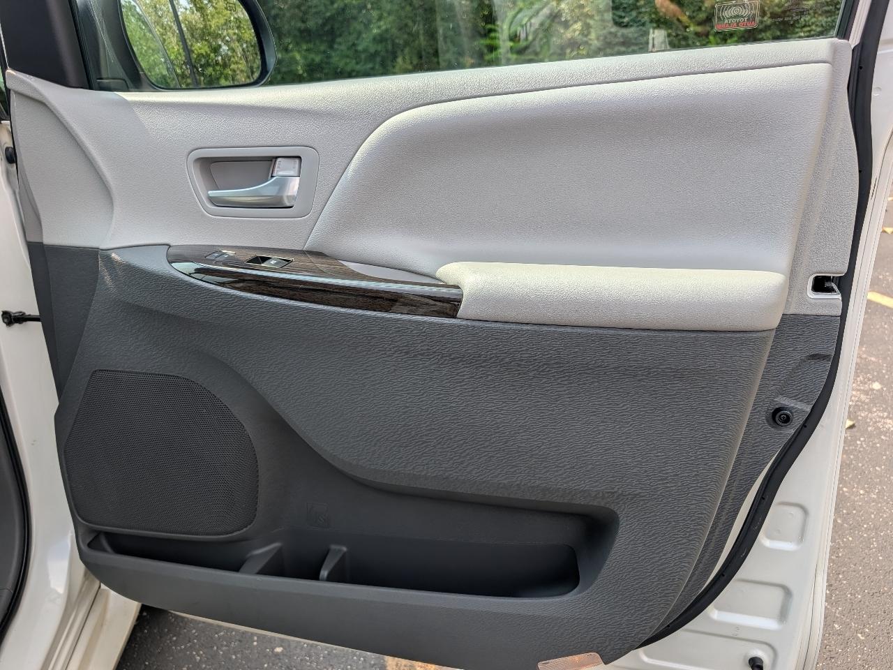 Toyota Sienna XLE FWD 8-Passenger V6 2016