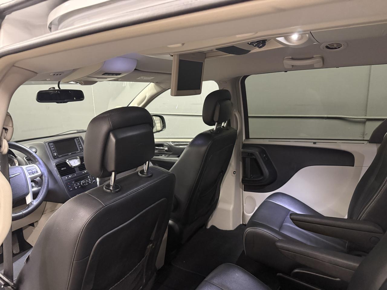 Chrysler Town & Country Touring L 2016