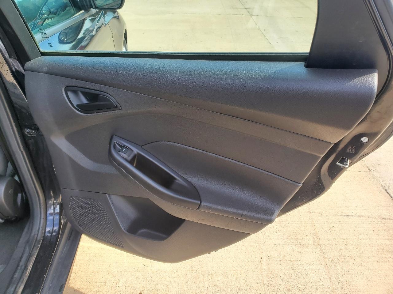 Ford Focus SE Sedan 2012