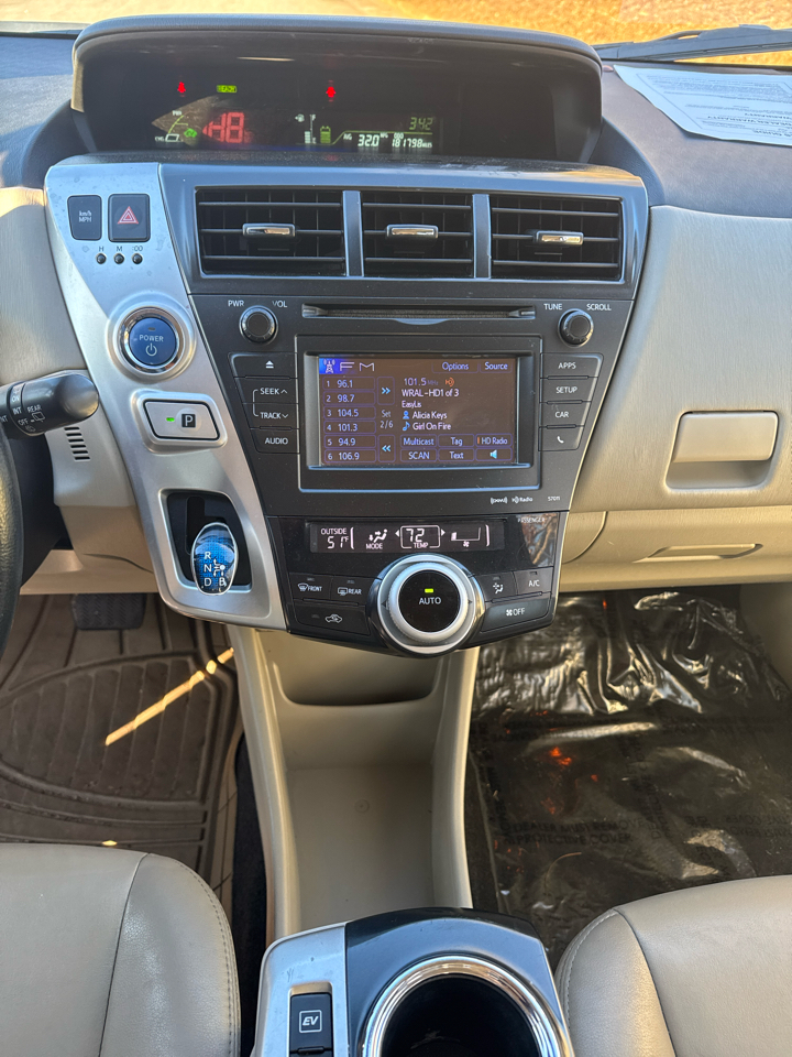 Toyota Prius V Four 2014
