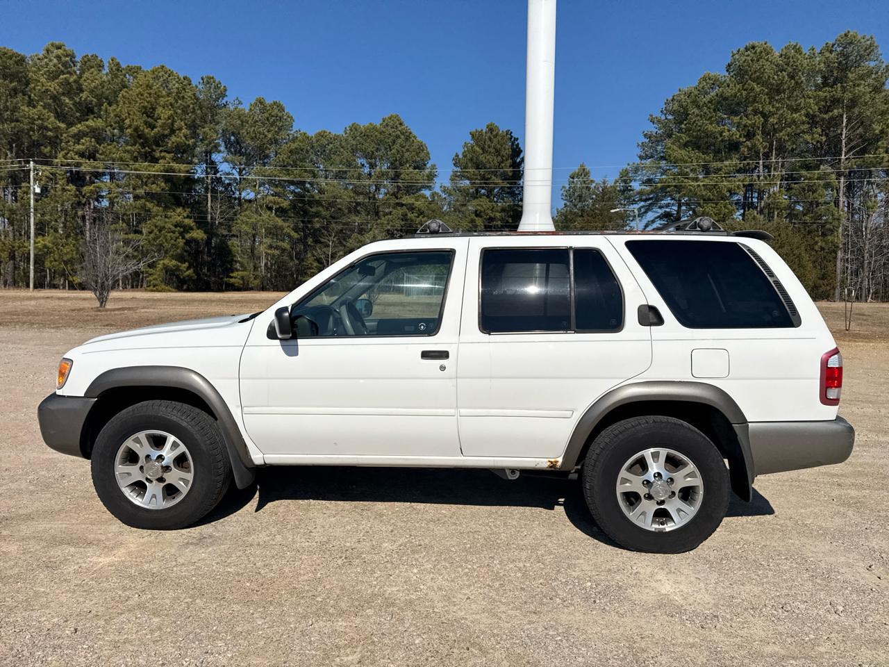 Nissan Pathfinder XE 2WD 2000