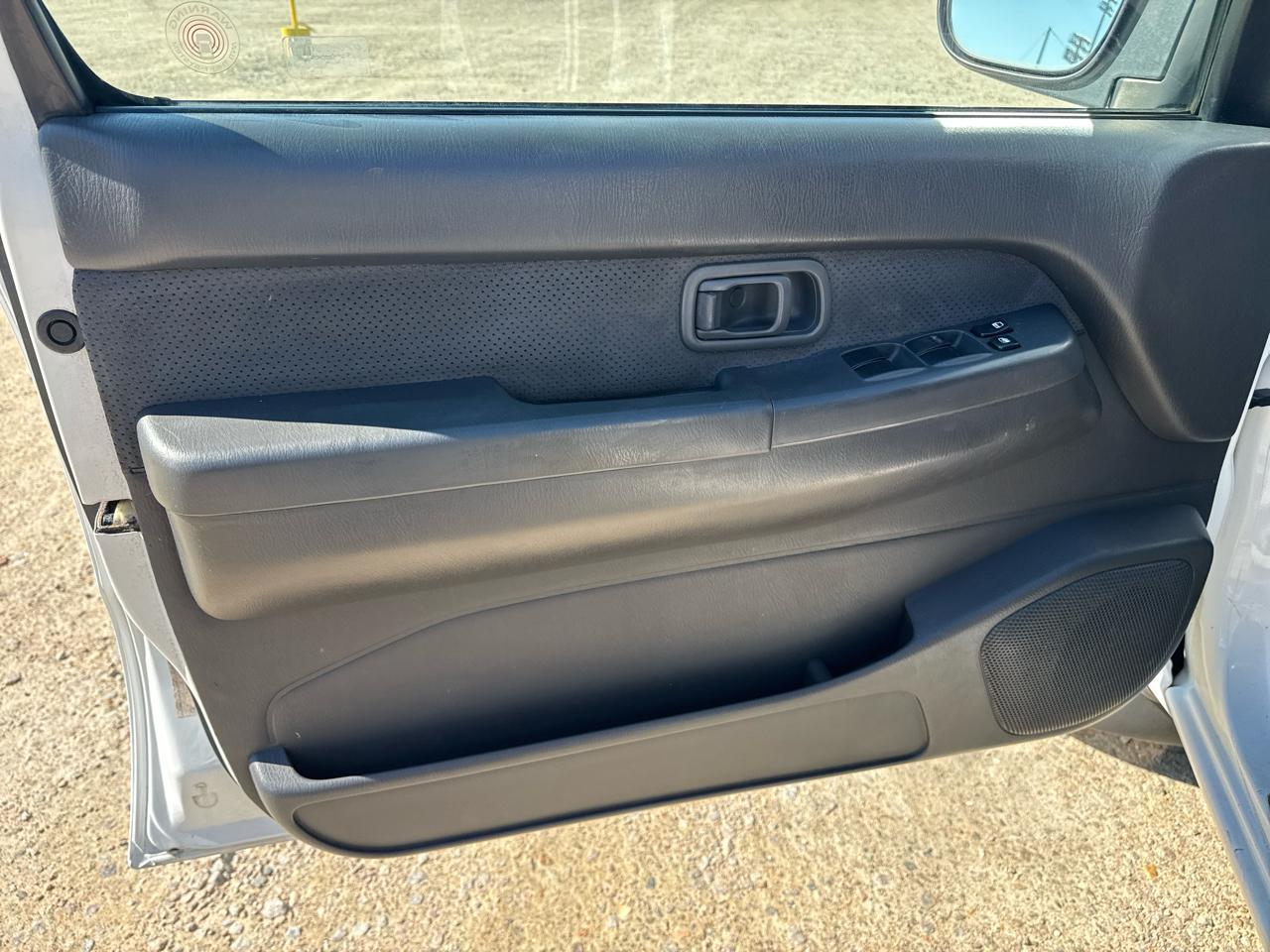 Nissan Pathfinder XE 2WD 2000