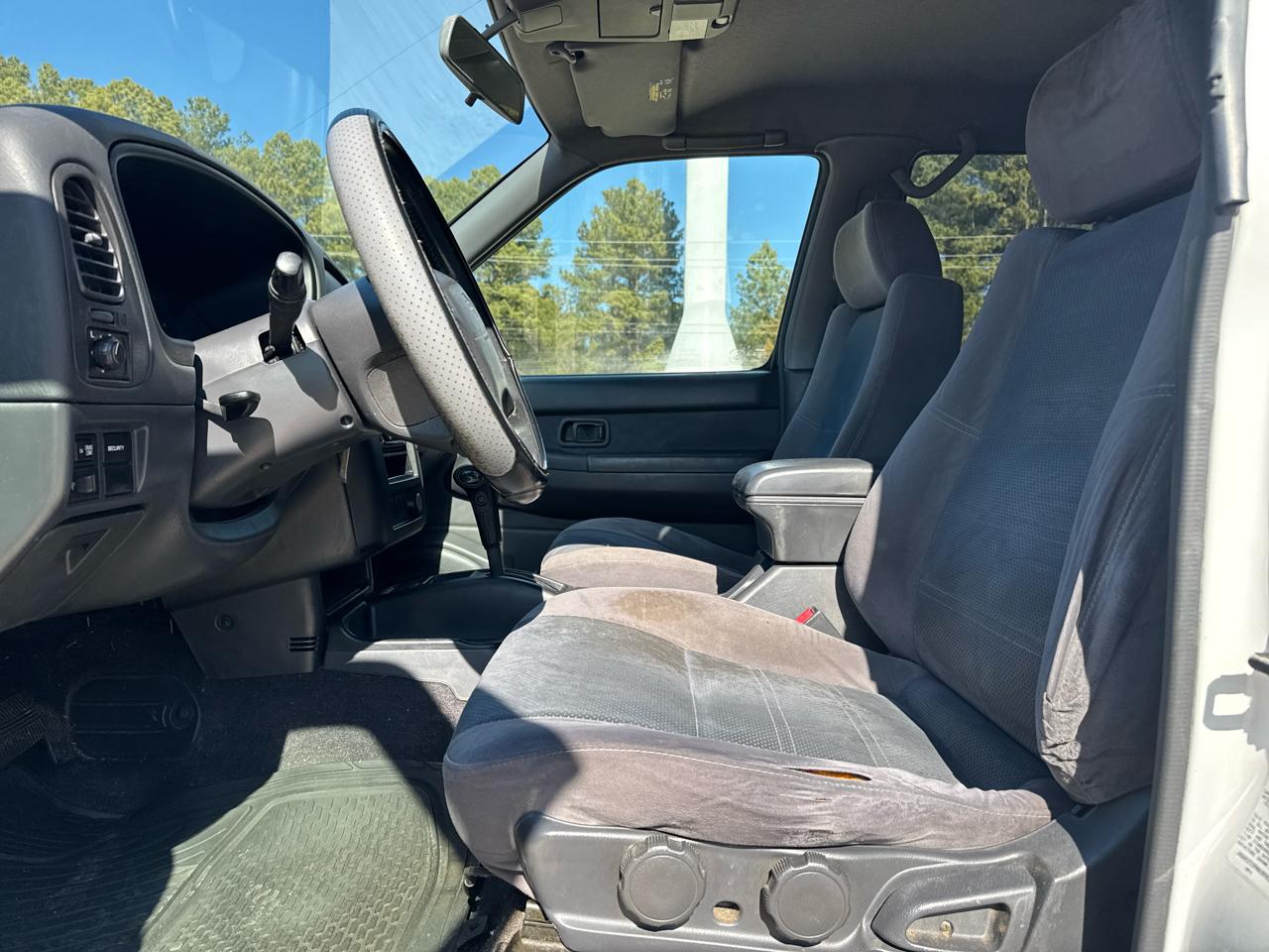 Nissan Pathfinder XE 2WD 2000