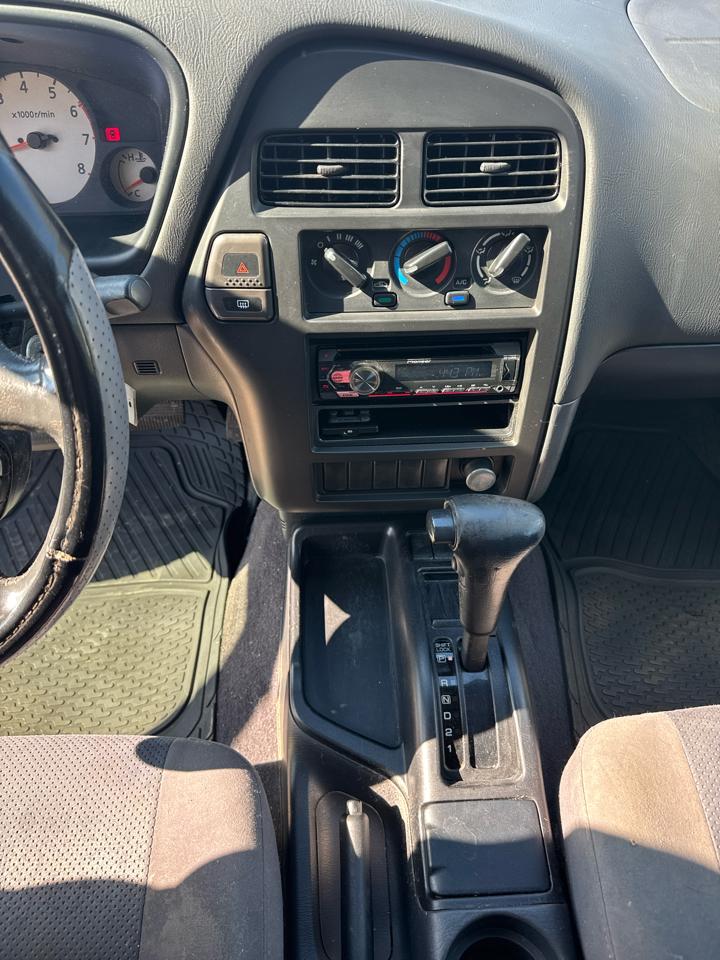 Nissan Pathfinder XE 2WD 2000