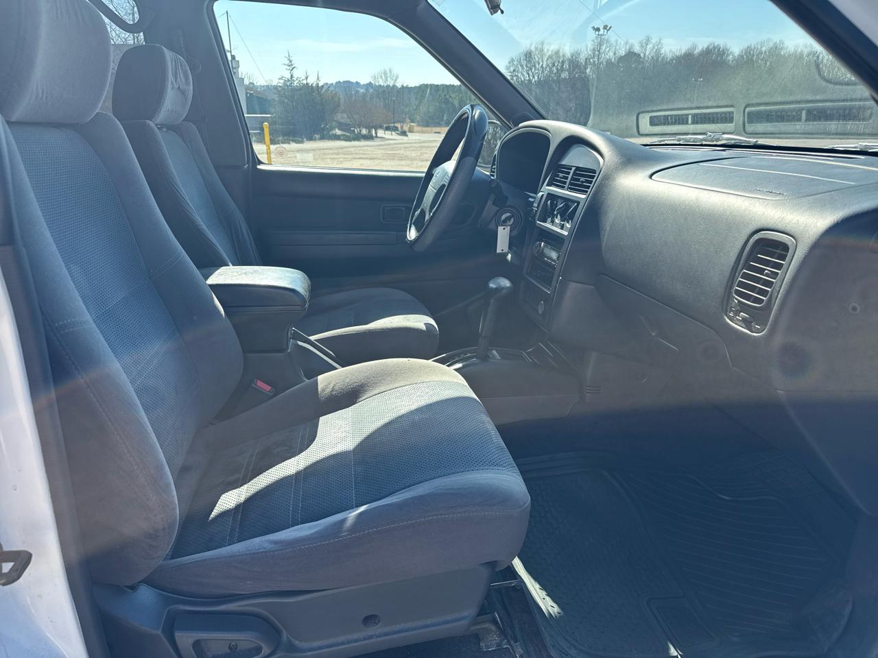 Nissan Pathfinder XE 2WD 2000