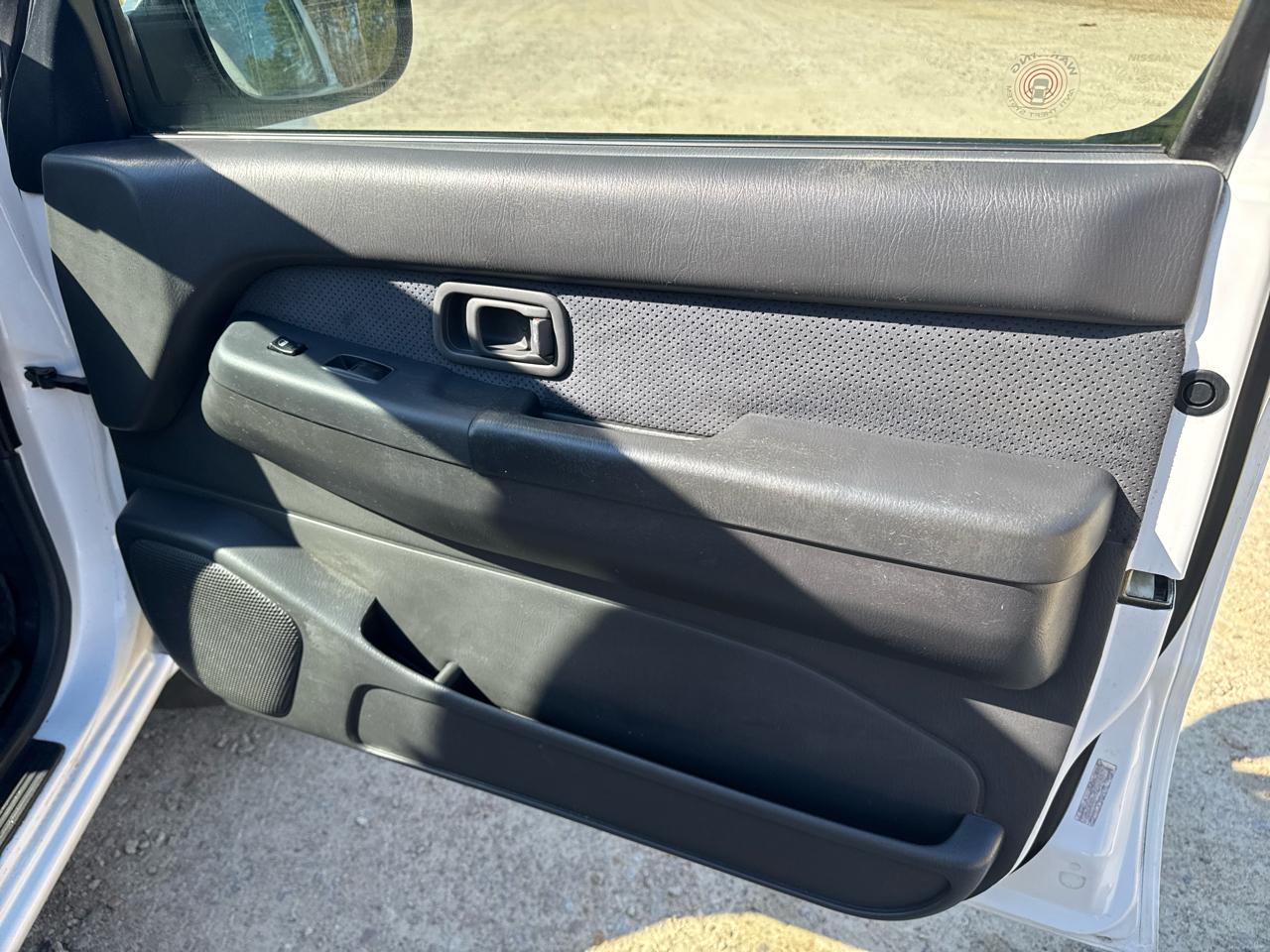 Nissan Pathfinder XE 2WD 2000