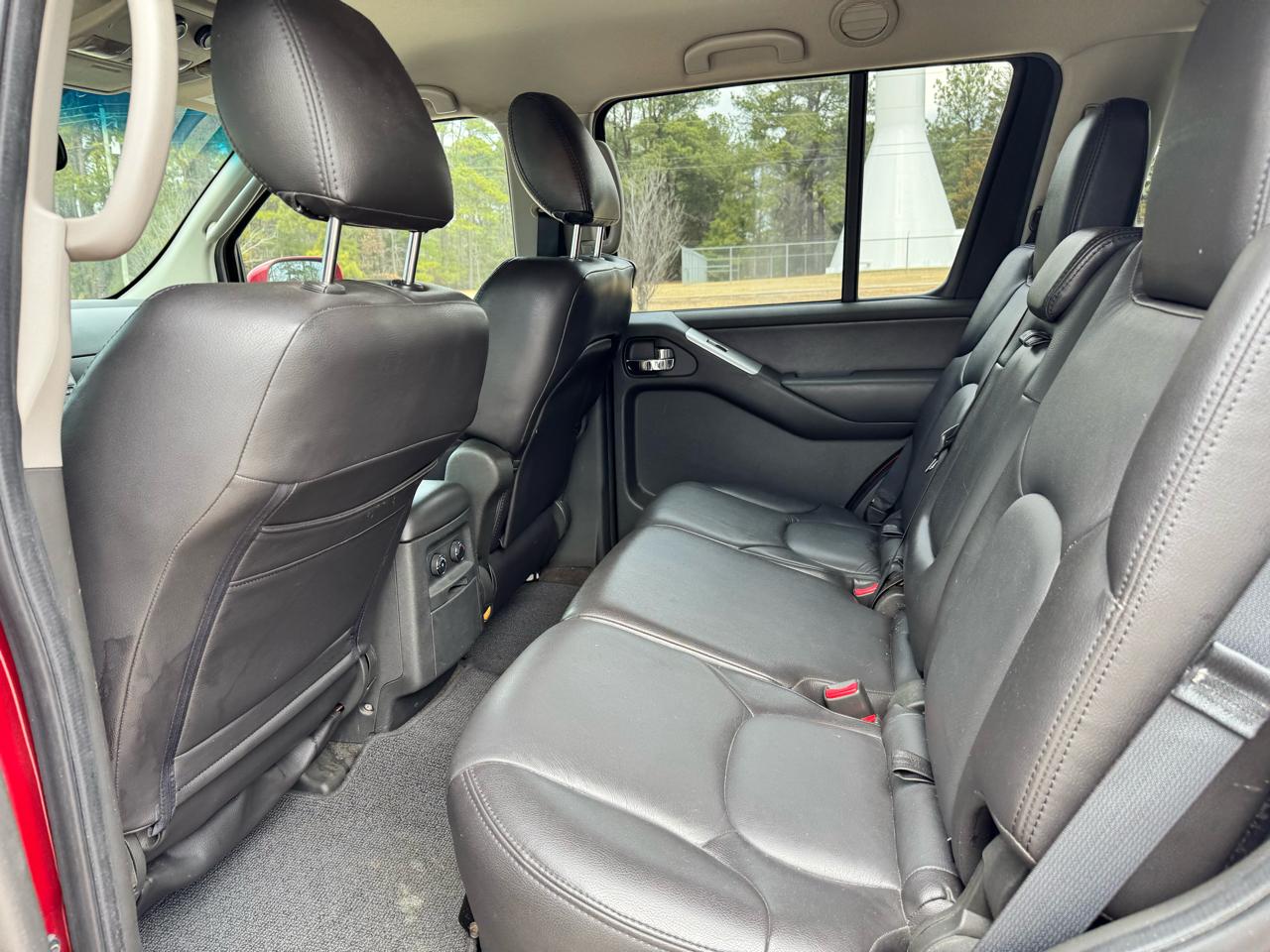 Nissan Pathfinder LE 4WD 2012