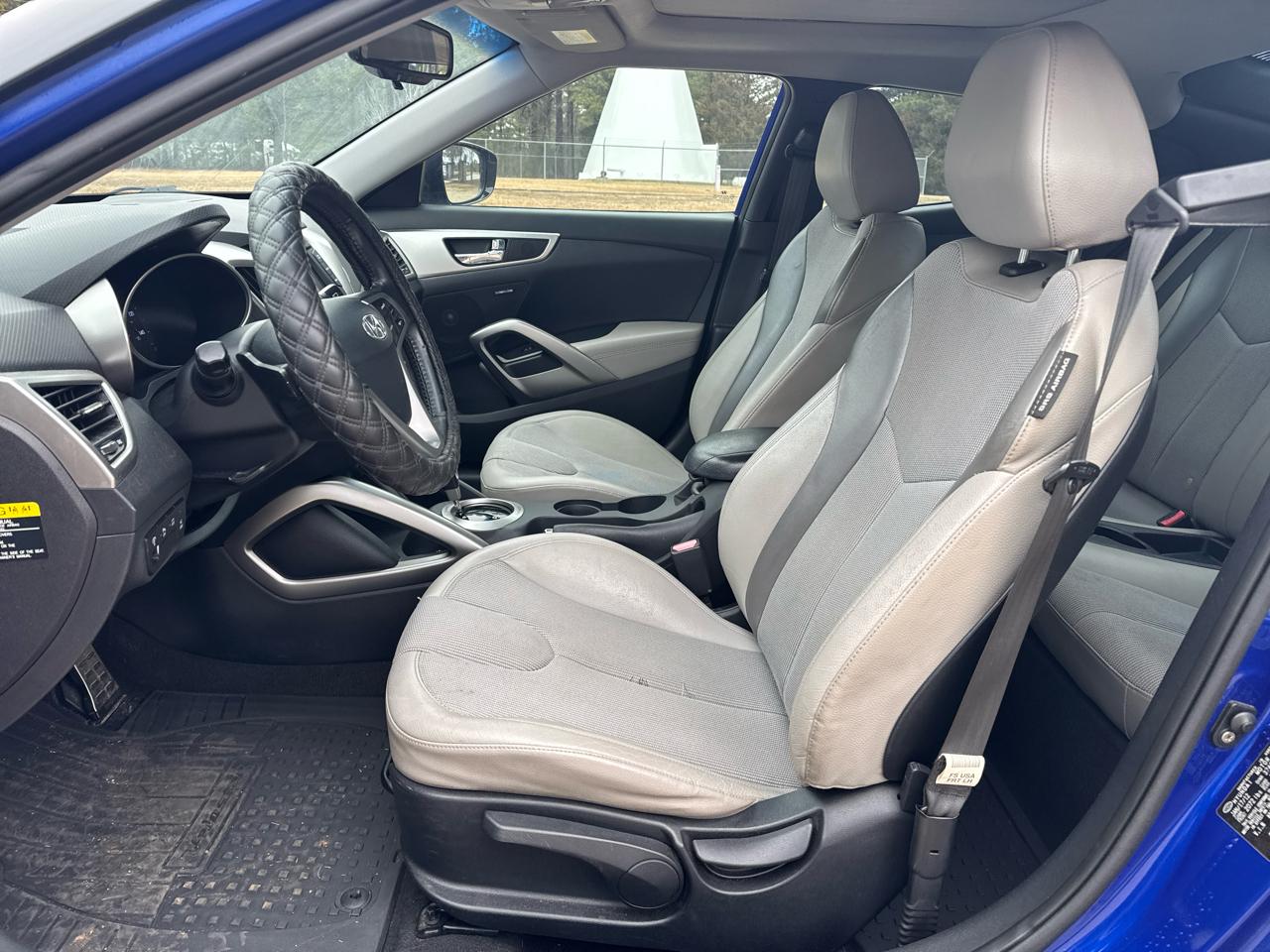 Hyundai Veloster 3dr Cpe Auto w/Gray Int 2012