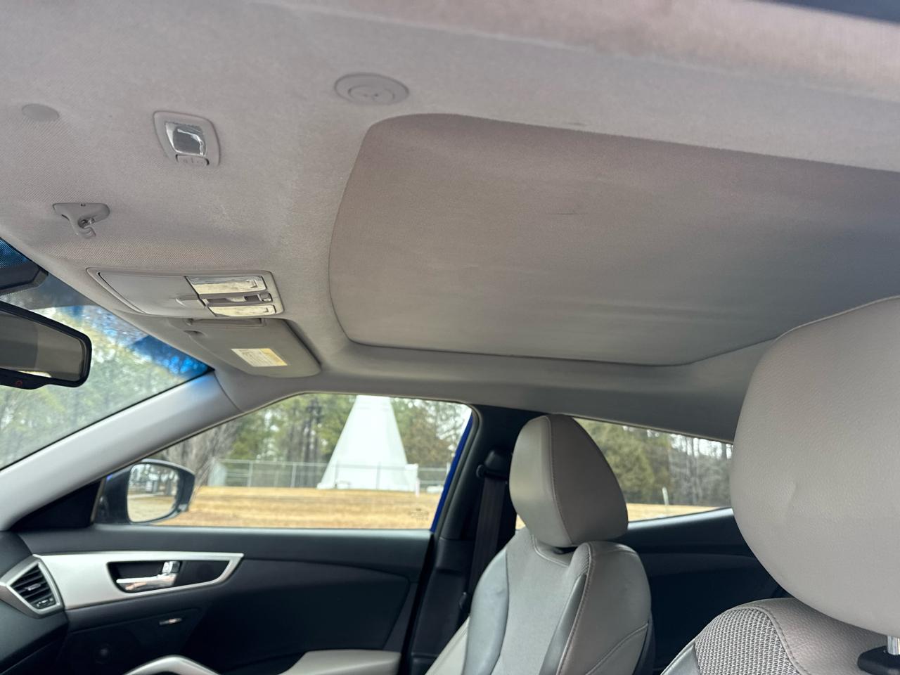 Hyundai Veloster 3dr Cpe Auto w/Gray Int 2012