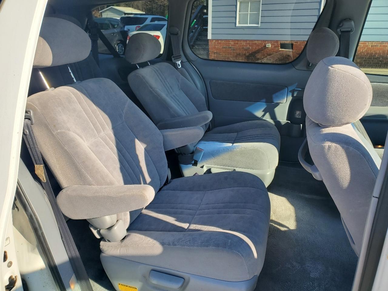 Toyota Sienna LE 2003