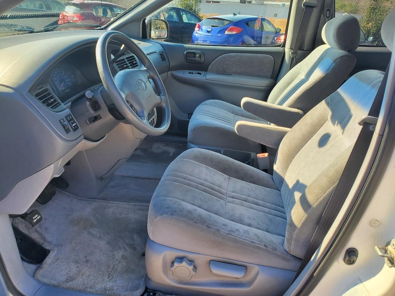 Toyota Sienna LE 2003