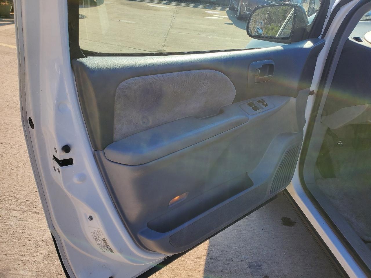 Toyota Sienna LE 2003