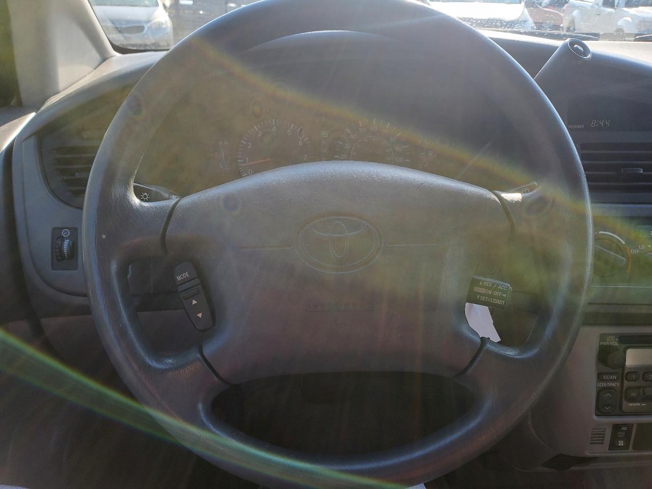 Toyota Sienna LE 2003