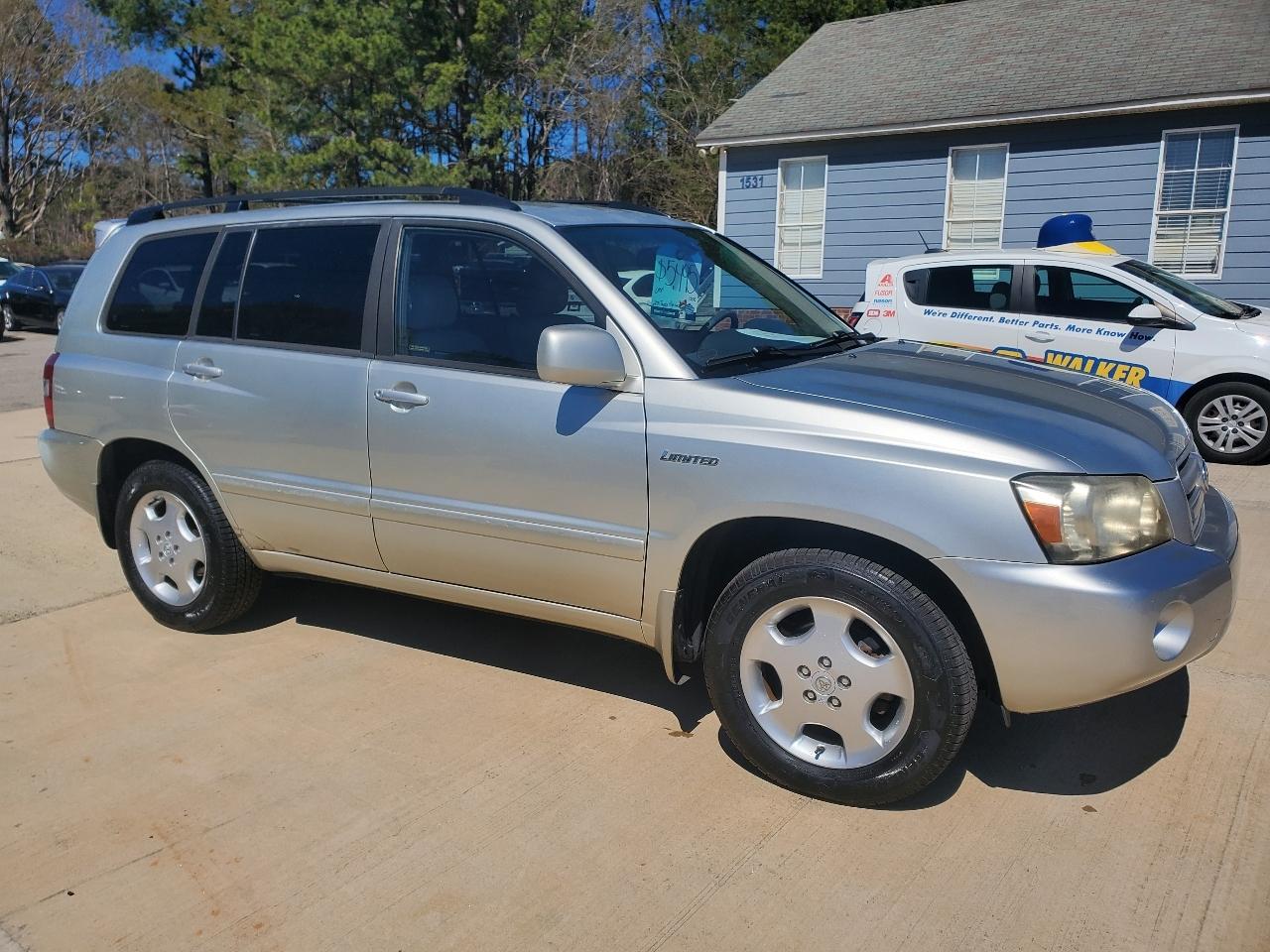 Toyota Highlander V6 2WD with 3rd-Row Seat 2004