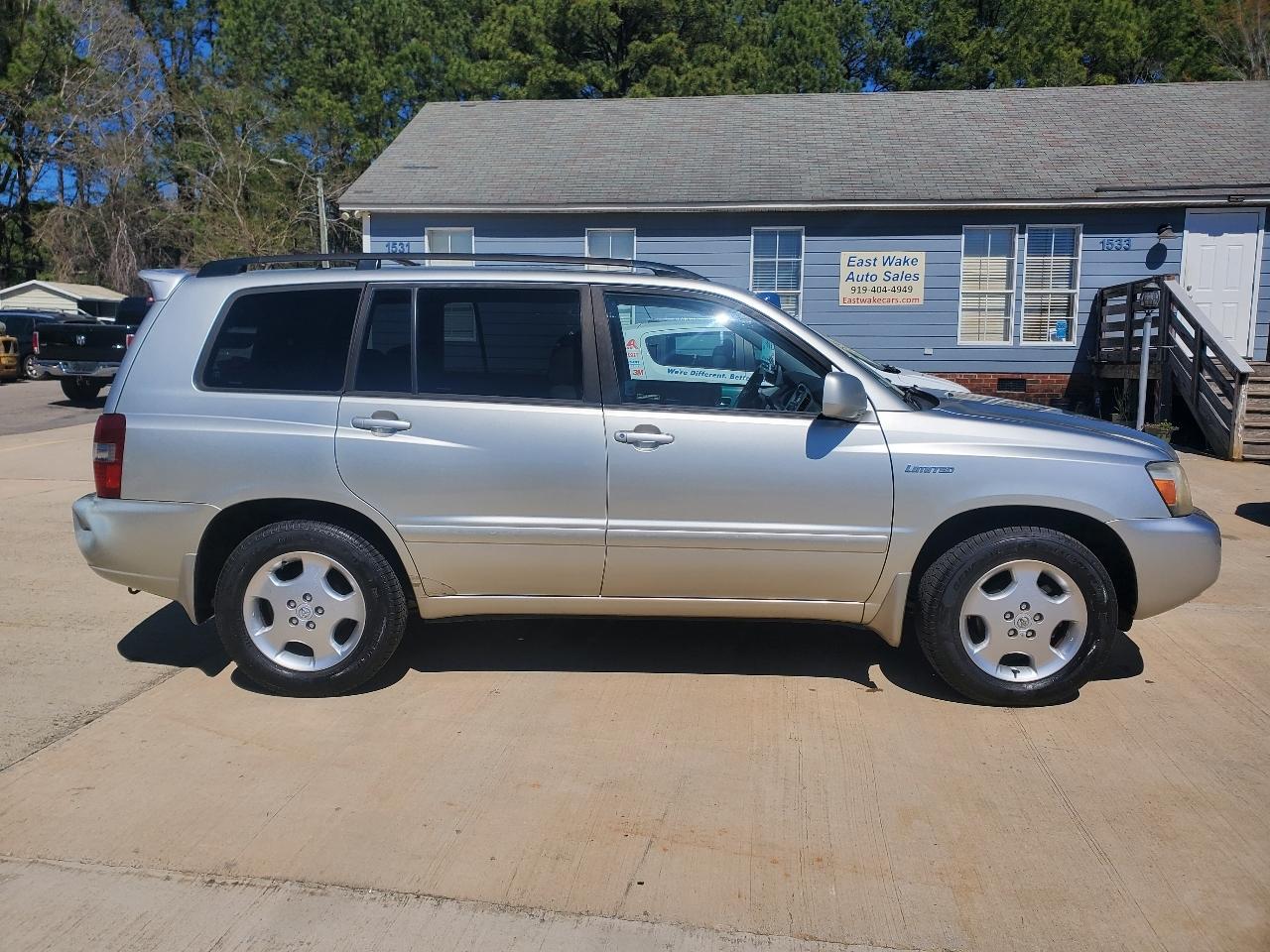 Toyota Highlander V6 2WD with 3rd-Row Seat 2004