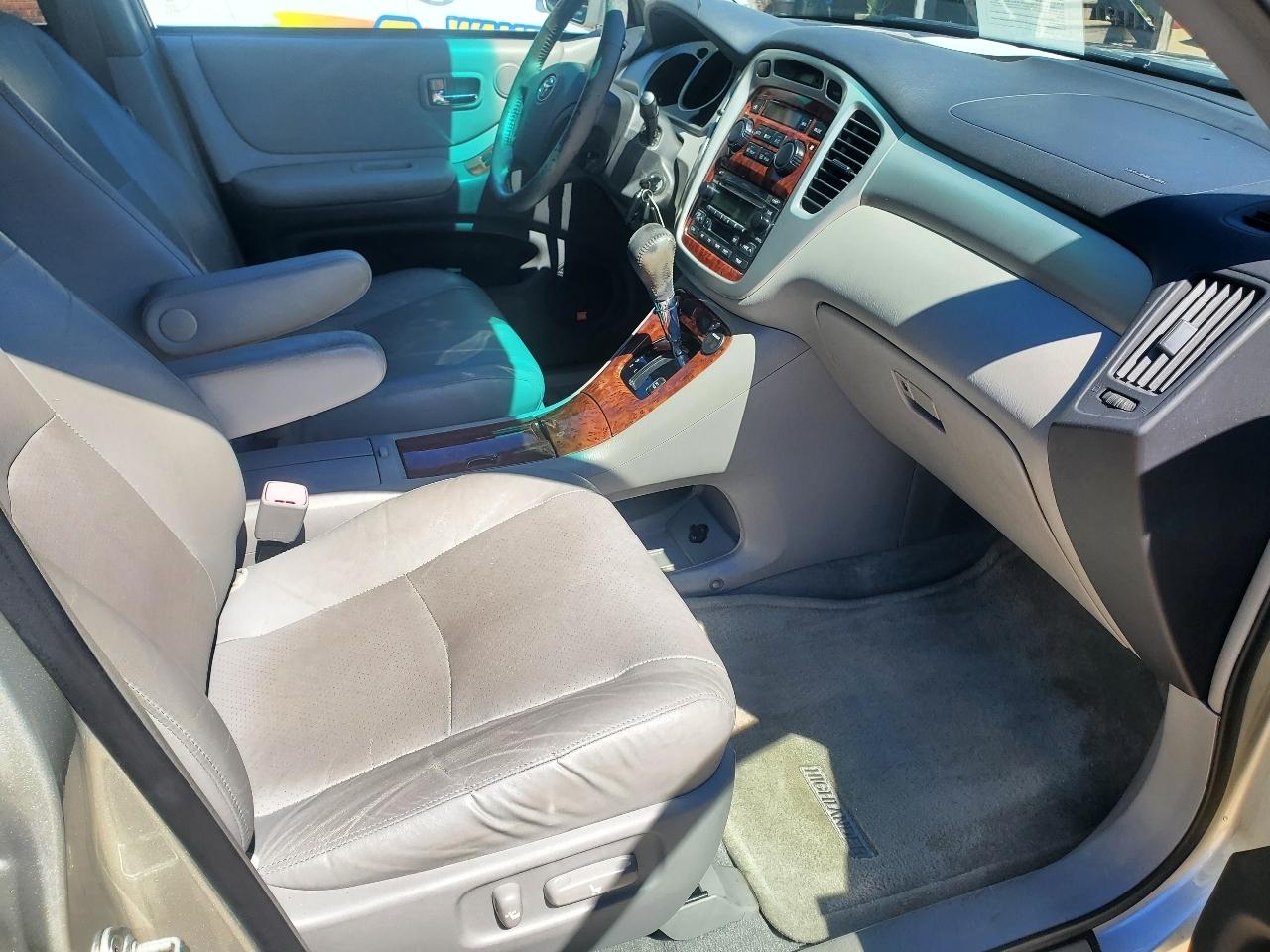 Toyota Highlander V6 2WD with 3rd-Row Seat 2004