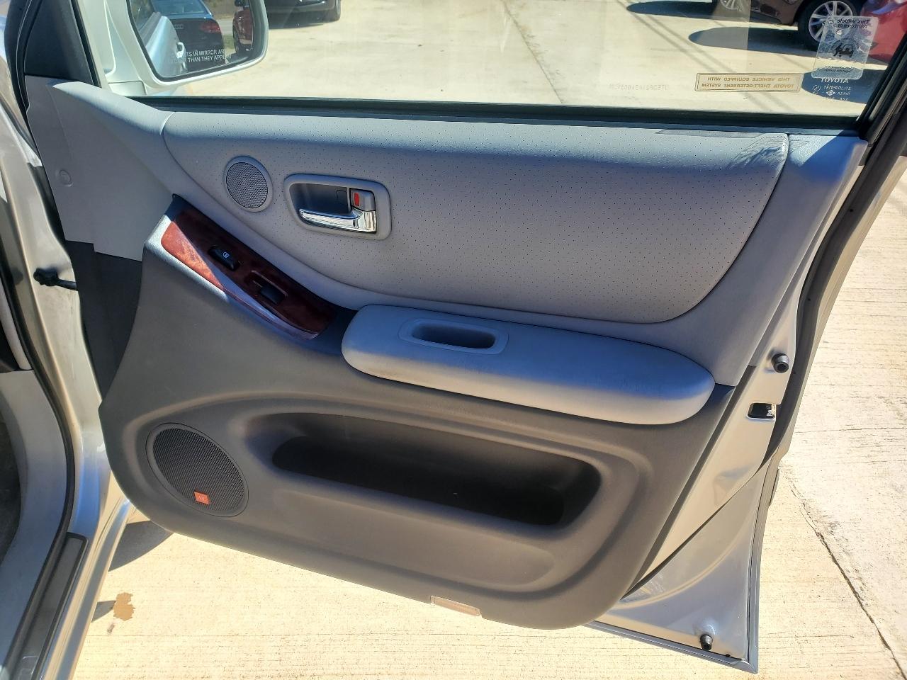 Toyota Highlander V6 2WD with 3rd-Row Seat 2004