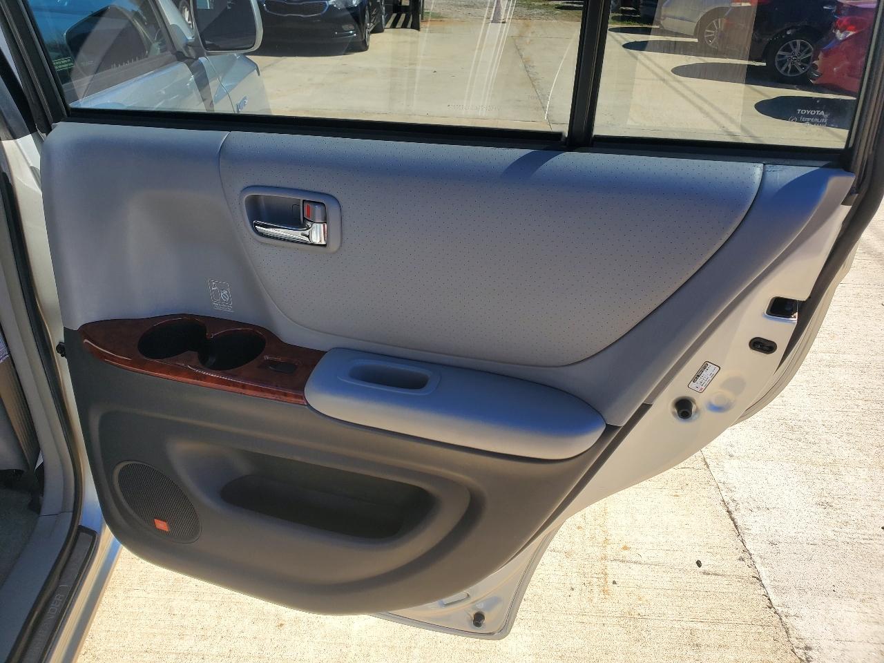 Toyota Highlander V6 2WD with 3rd-Row Seat 2004