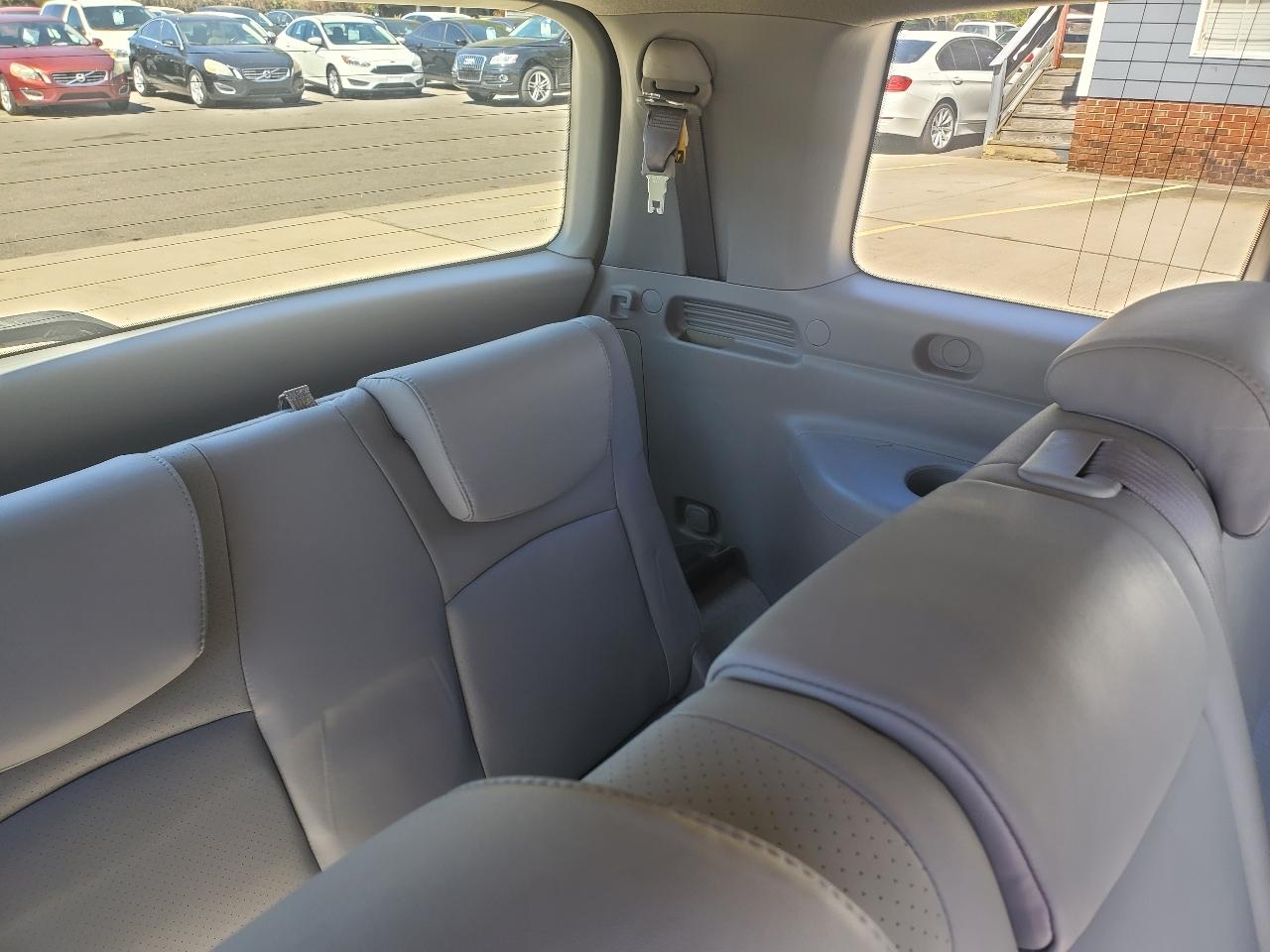 Toyota Highlander V6 2WD with 3rd-Row Seat 2004