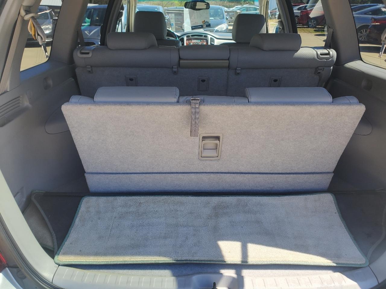 Toyota Highlander V6 2WD with 3rd-Row Seat 2004