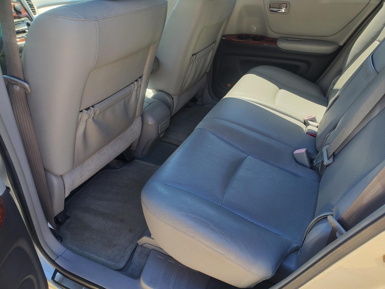 Toyota Highlander V6 2WD with 3rd-Row Seat 2004