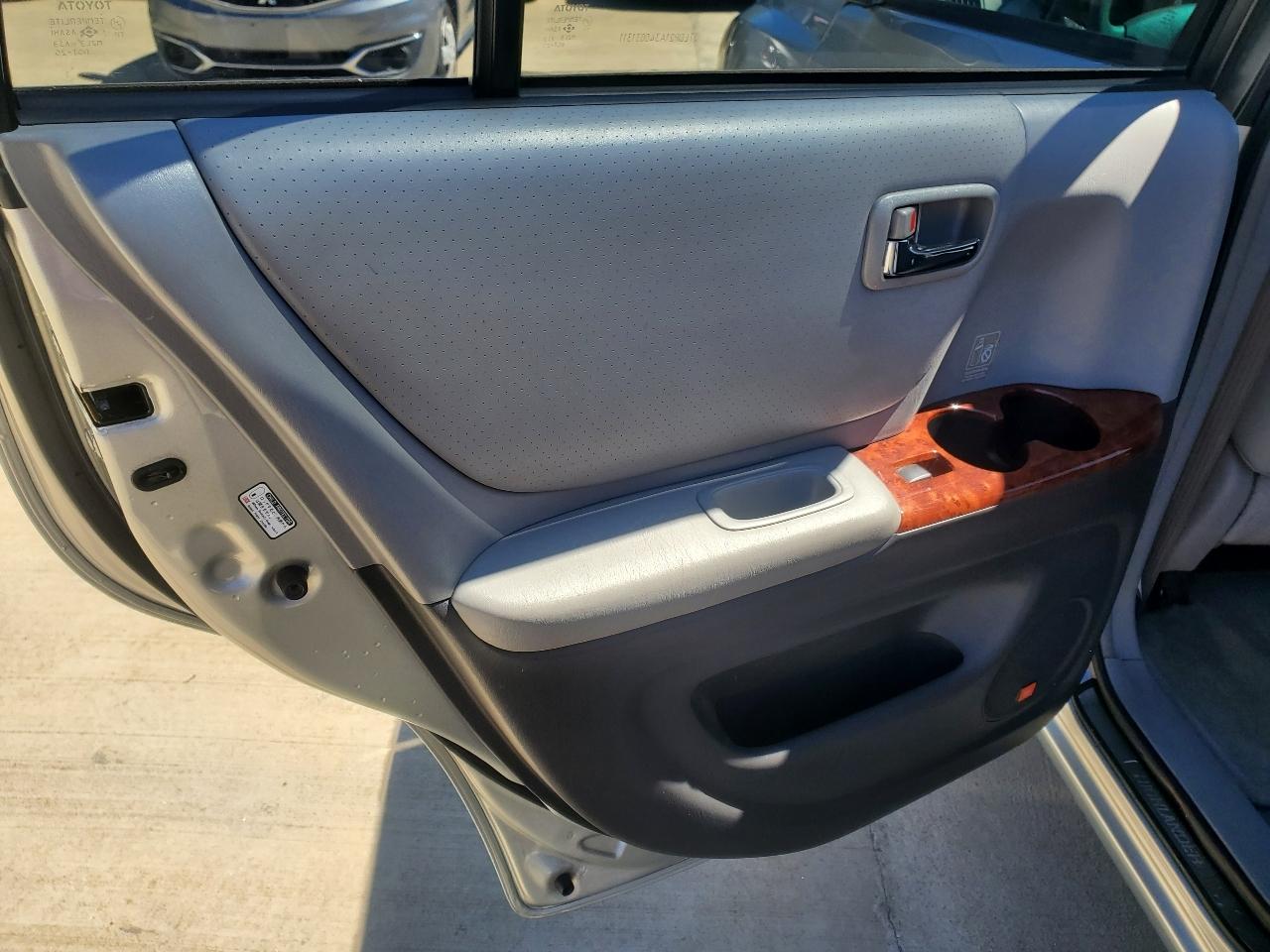 Toyota Highlander V6 2WD with 3rd-Row Seat 2004