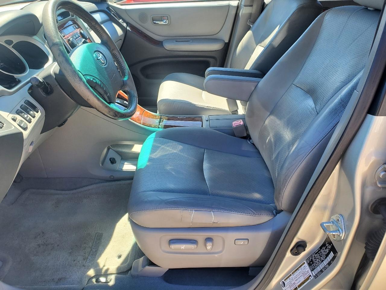 Toyota Highlander V6 2WD with 3rd-Row Seat 2004