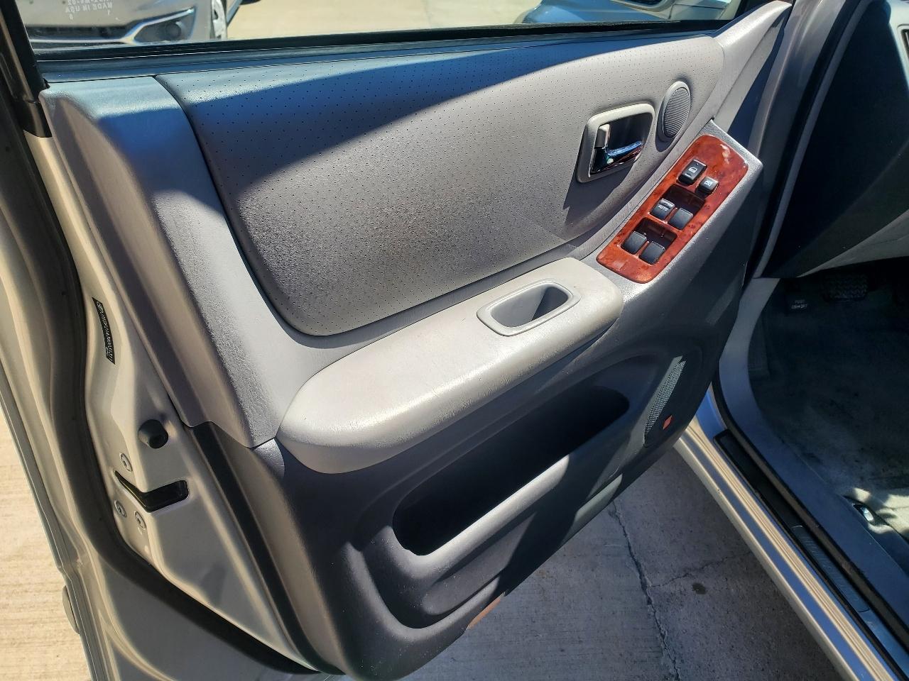 Toyota Highlander V6 2WD with 3rd-Row Seat 2004